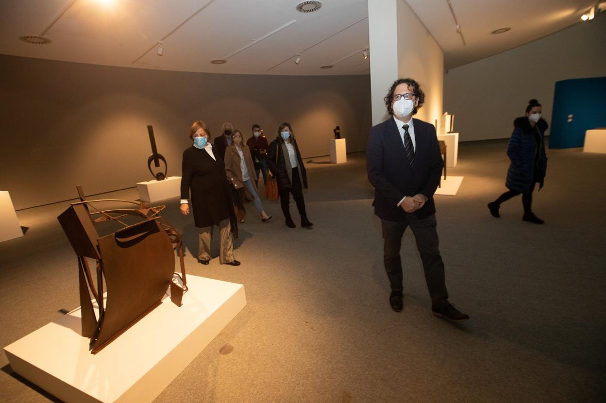 Carlos Cuadros, director del Niemeyer, en primer plano y los representantes de la Corporación en la cúpula. 