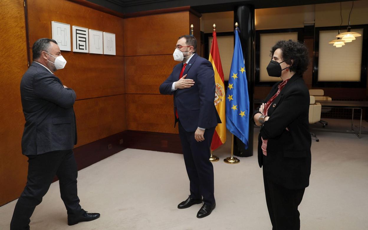 Eduardo Morán es recibido por Adrián Barbón y Berta Piñán, ayer, en Oviedo. 