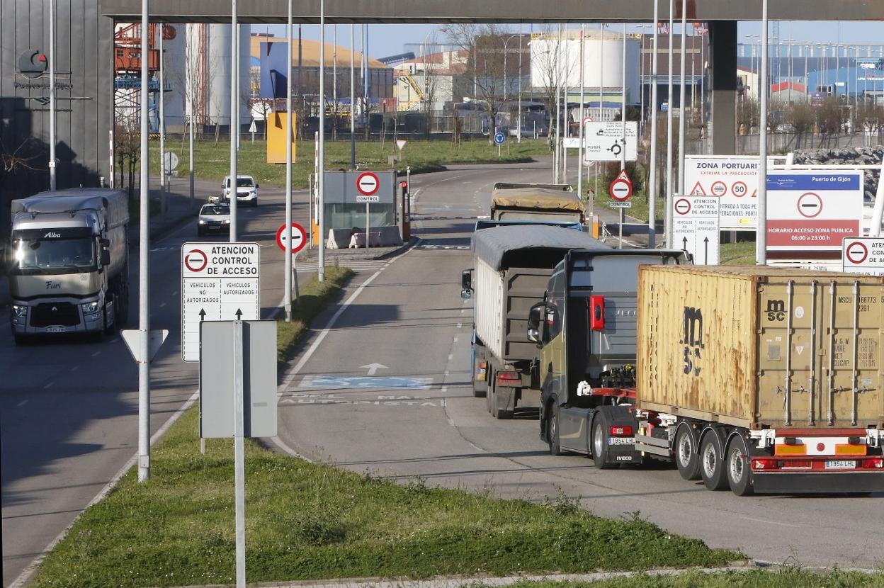 Varios camiones llegan a la zona del control de acceso de El Musel. 