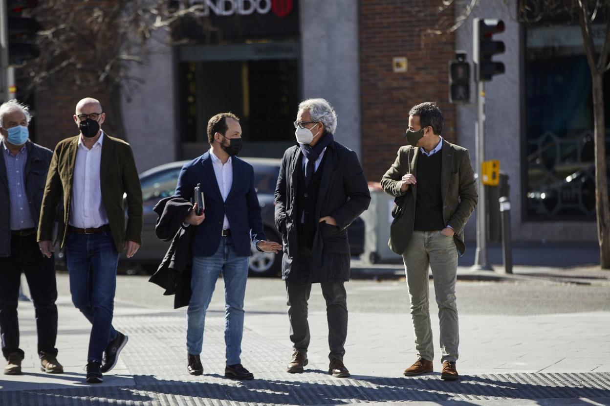 Nacho Cuesta, primero por la derecha, junto a otros dirigentes autonómicos a su llegada, ayer, a la sede central de Ciudadanos en Madrid para participar en la reunión de la Ejecutiva Nacional del partido. 
