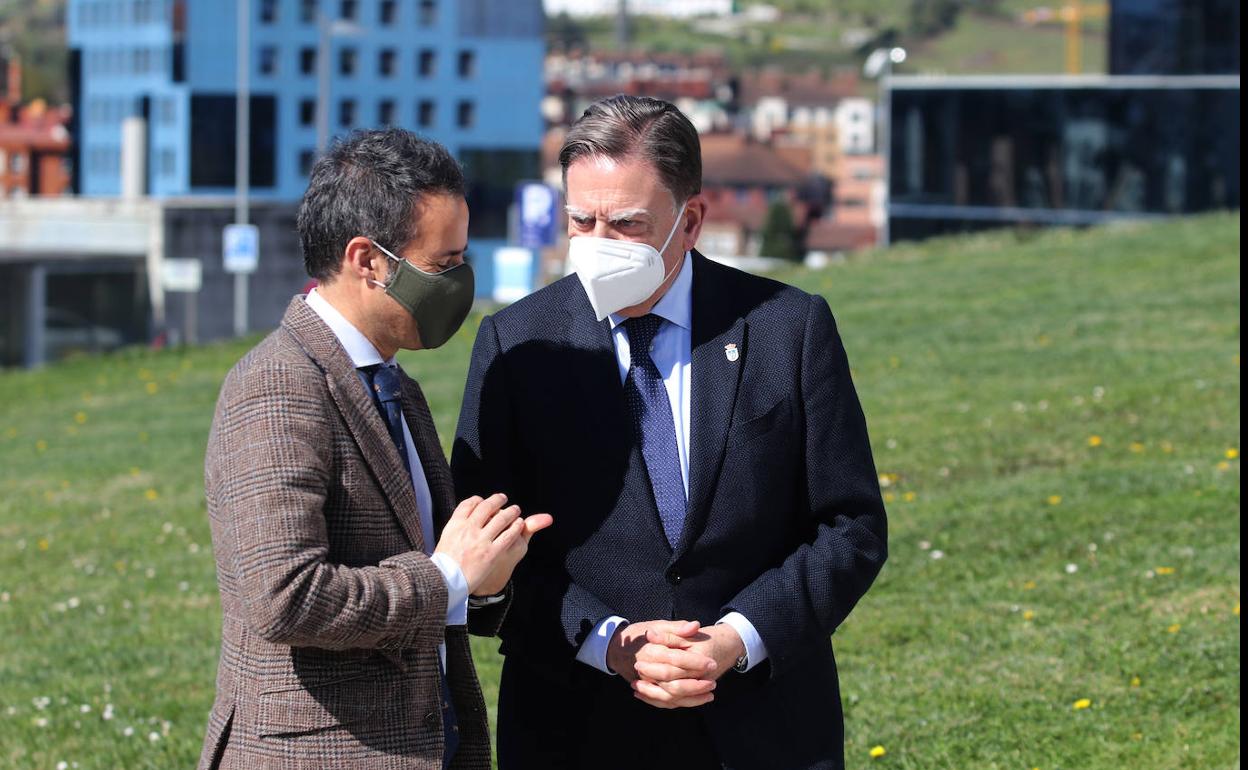 Nacho Cuesta y Alfredo Canteli durante el homenaje en el HUCA, en Oviedo