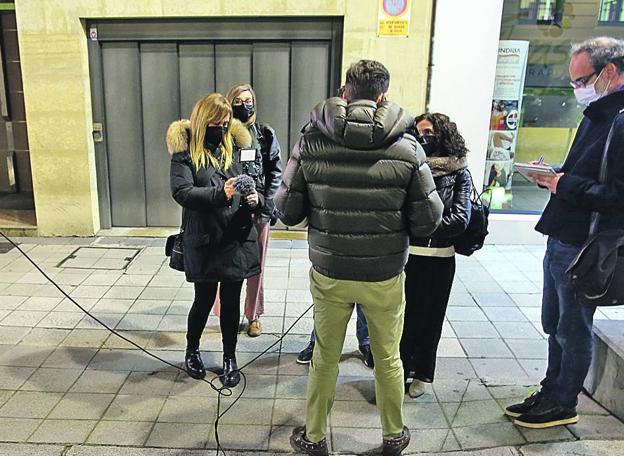 El abogado, de espaldas, acudió ayer a última hora de la tarde a denunciar la agresión ante la Policía Nacional, y atendió a los medios. 