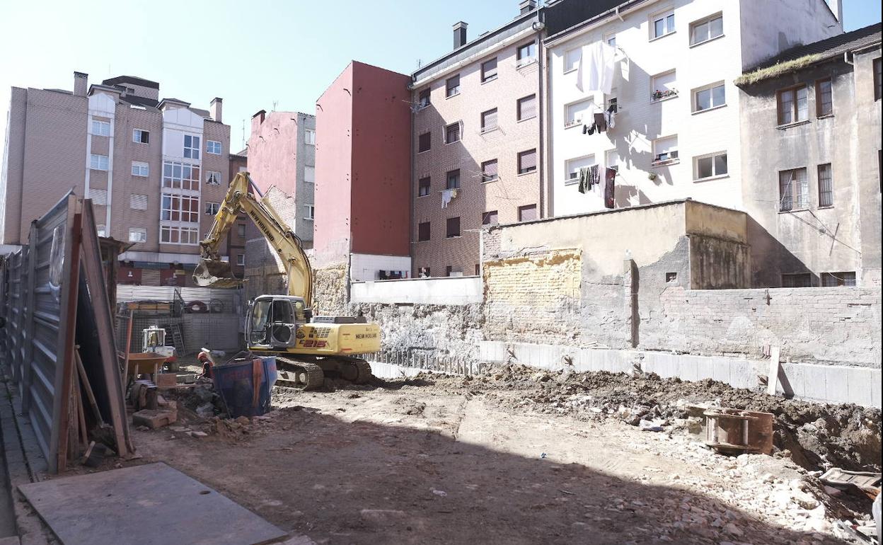 Obra en el barrio gijonés de El Llano dinde fue localizado el artefacto.