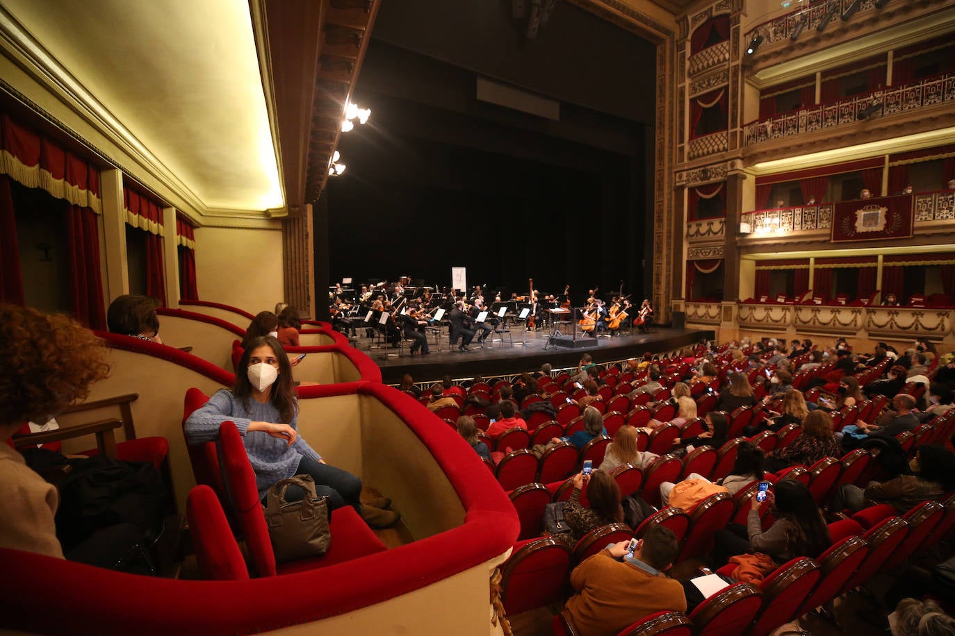 El teatro Campoamor de Oviedo fue el escenario del concierto «Mujeres en la música», dirigido por Isabel Rubio y en el que se estrenó la obra «Mensaje interestelar», de la compositora ovetense Raquel Rodríguez