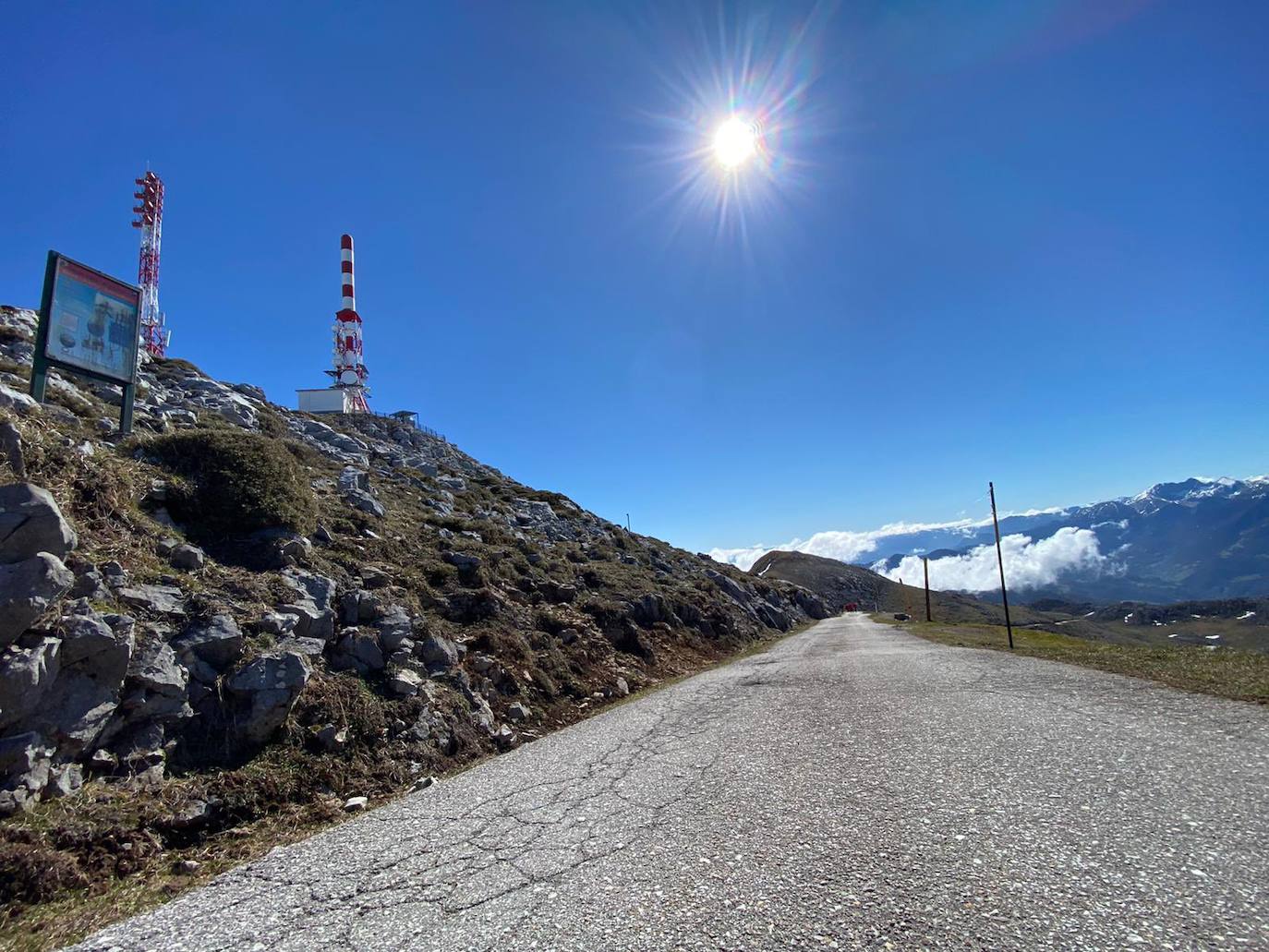 La Vuelta a España 2021 tendrá dos finales de etapa en Asturias. El pelotón llegará el 1 de septiembre en la jornada 17, con destino los Lagos de Covadonga. Un día después, los corredores saldrán de Salas y descubrirán el Gamoniteiro en la que apunta a ser la etapa decisiva de la edición. 