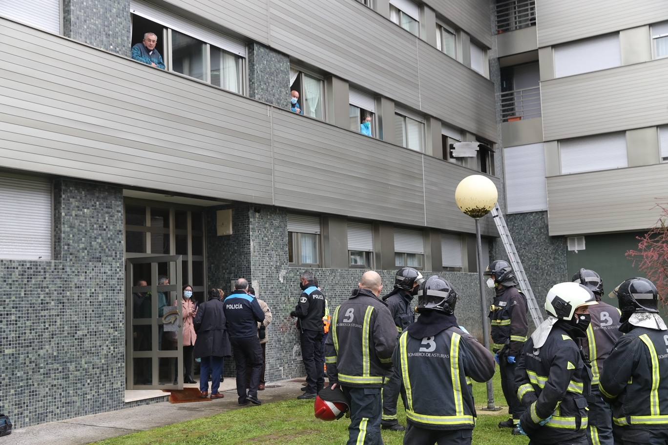 El fuego que este miércoles ha acabado con la vida de un hombre y una mujer en Villaviciosa habría partido, según todos los indicios, de un cigarro. Esa mala costumbre de fumar en la habitación que, según los testigos, tenían las dos víctimas ha sido la que, desgraciadamente, ha acabado con sus vidas.