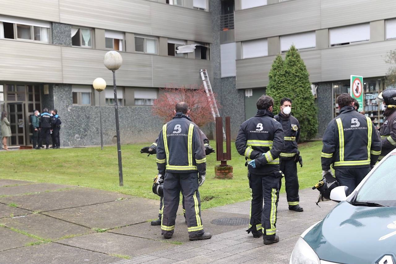 El fuego que este miércoles ha acabado con la vida de un hombre y una mujer en Villaviciosa habría partido, según todos los indicios, de un cigarro. Esa mala costumbre de fumar en la habitación que, según los testigos, tenían las dos víctimas ha sido la que, desgraciadamente, ha acabado con sus vidas.