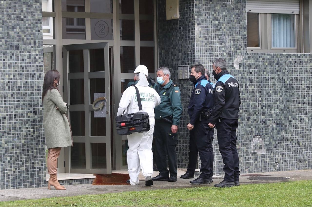 El fuego que este miércoles ha acabado con la vida de un hombre y una mujer en Villaviciosa habría partido, según todos los indicios, de un cigarro. Esa mala costumbre de fumar en la habitación que, según los testigos, tenían las dos víctimas ha sido la que, desgraciadamente, ha acabado con sus vidas.