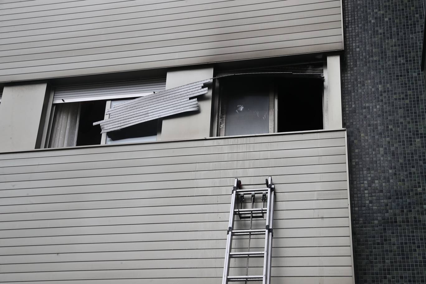 El fuego que este miércoles ha acabado con la vida de un hombre y una mujer en Villaviciosa habría partido, según todos los indicios, de un cigarro. Esa mala costumbre de fumar en la habitación que, según los testigos, tenían las dos víctimas ha sido la que, desgraciadamente, ha acabado con sus vidas.