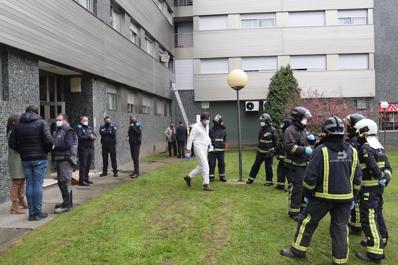 El fuego que este miércoles ha acabado con la vida de un hombre y una mujer en Villaviciosa habría partido, según todos los indicios, de un cigarro. Esa mala costumbre de fumar en la habitación que, según los testigos, tenían las dos víctimas ha sido la que, desgraciadamente, ha acabado con sus vidas.