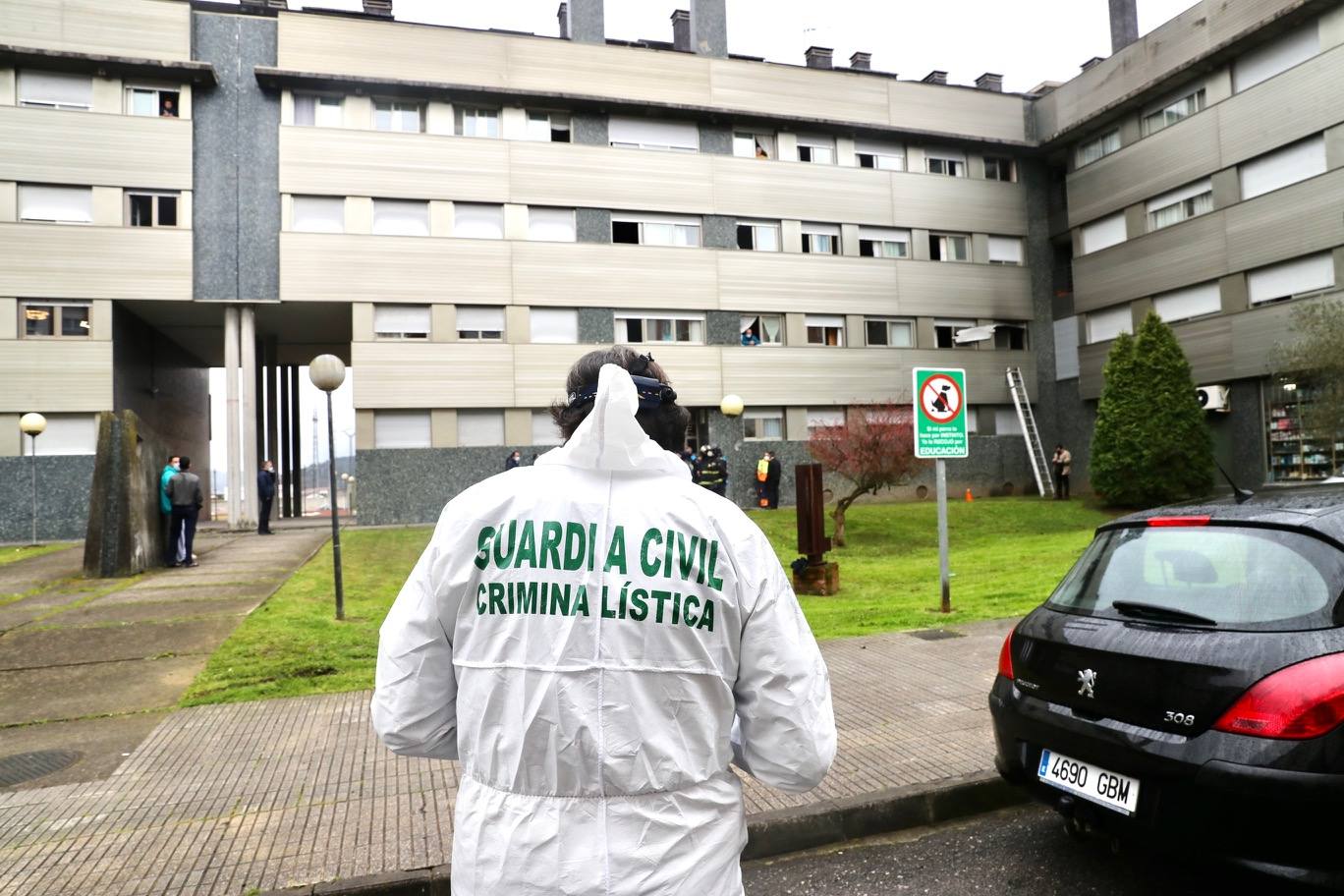 El fuego que este miércoles ha acabado con la vida de un hombre y una mujer en Villaviciosa habría partido, según todos los indicios, de un cigarro. Esa mala costumbre de fumar en la habitación que, según los testigos, tenían las dos víctimas ha sido la que, desgraciadamente, ha acabado con sus vidas.