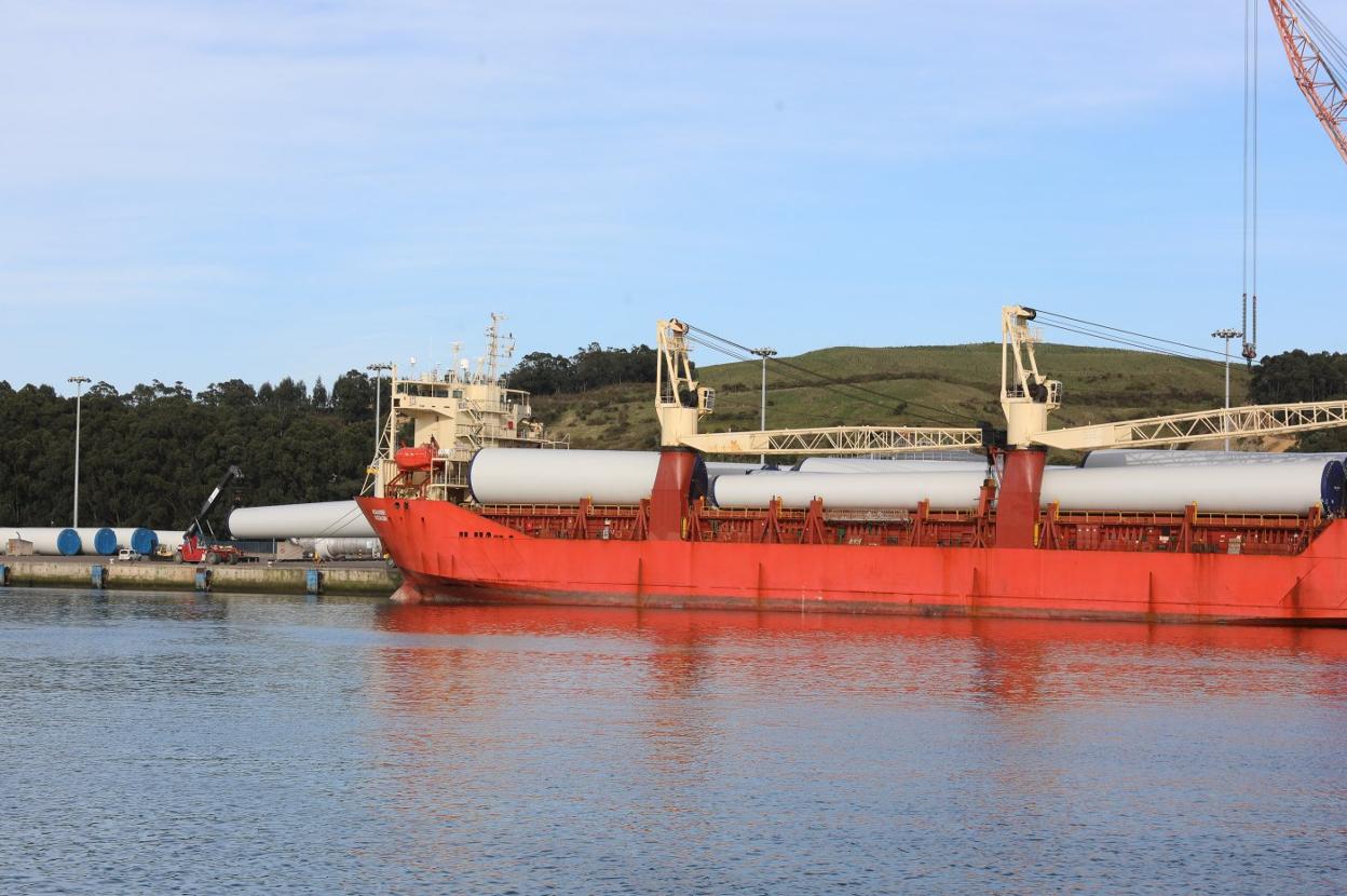 El movimiento de mercancía general creció el pasado mes. En la imagen el embarque de torres eólicas en el buque 'Adler' la pasada semana. 