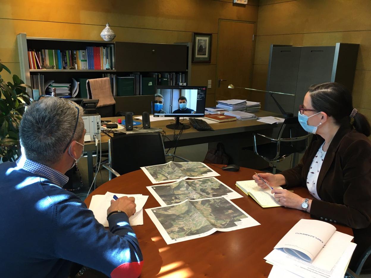 Miguel Ángel Ruiz y Nieves Roqueñí, durante el encuentro telemático con el alcalde de Valdés. 