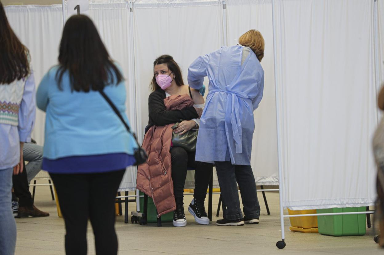 Una profesora es vacunada el pasado sábado con una dosis de la farmacéutica AstraZeneca en el Palacio de Deportes de Gijón. 