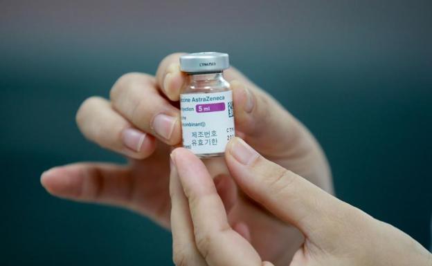 Sanidad eleva a tres los trombos sospechosos en España tras vacunar con AstraZeneca