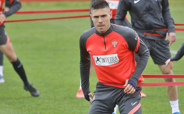 Djuka, en la sesión de entrenamiento del Sporting.