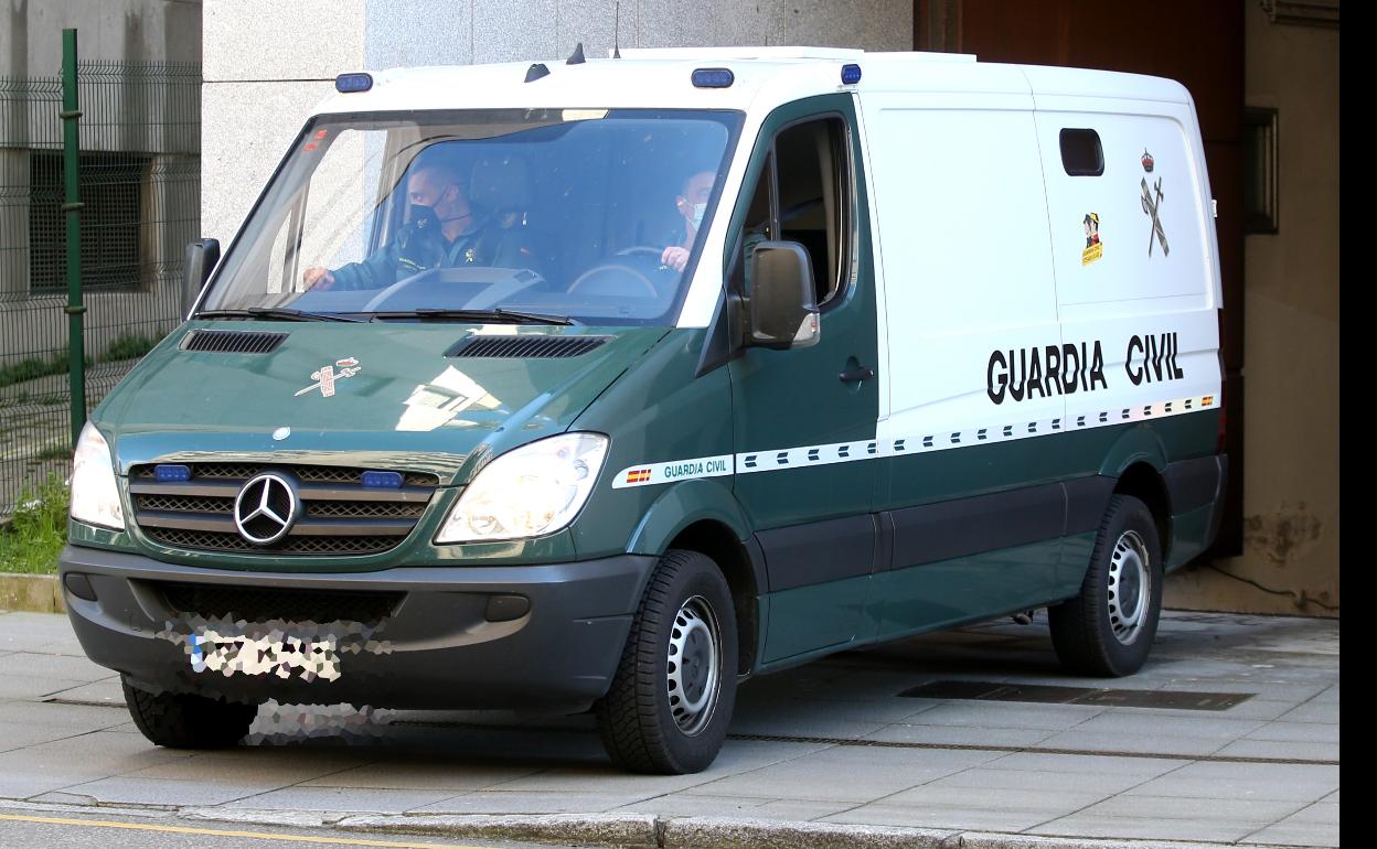 Furgón policial en el que ha sido trasladado el joven acusado 