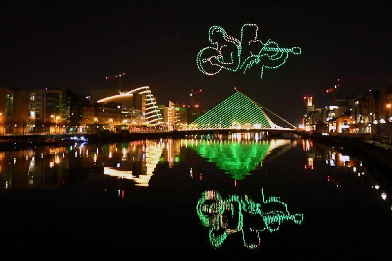 El puente Samuel Beckett es un puente atirantado diseñado por Santiago Calatrava y ubicado en Dublín, Irlanda​.