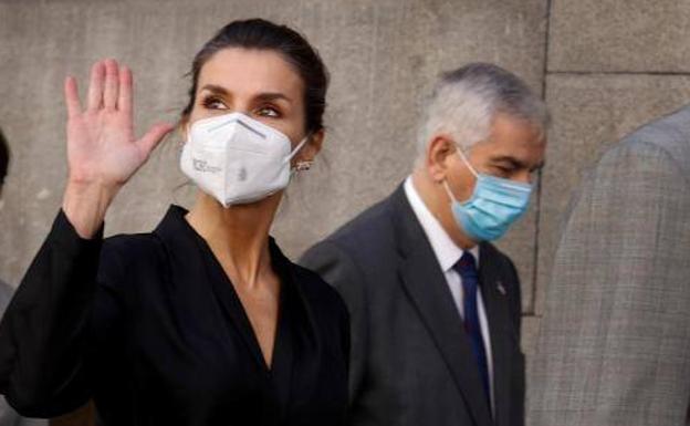 La reina Letizia rescata del armario su falda con estampado príncipe de Gales