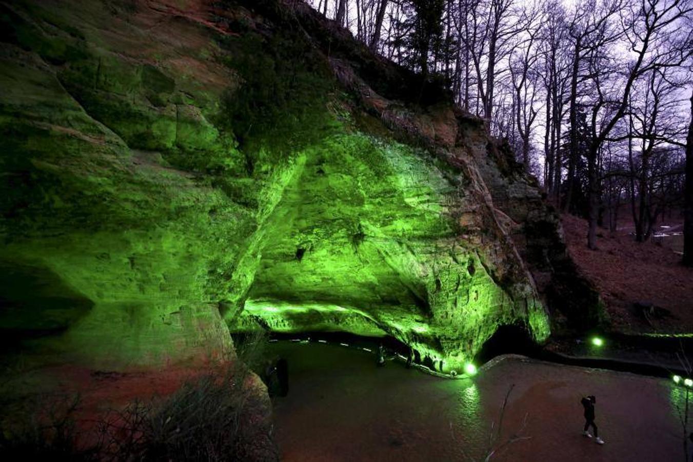 Cueva de Gutmanis, en la orilla del río Gauja en el Parque Nacional de Siguida, en Letonia. Es la cueva más profunda de los países bálticos.​​