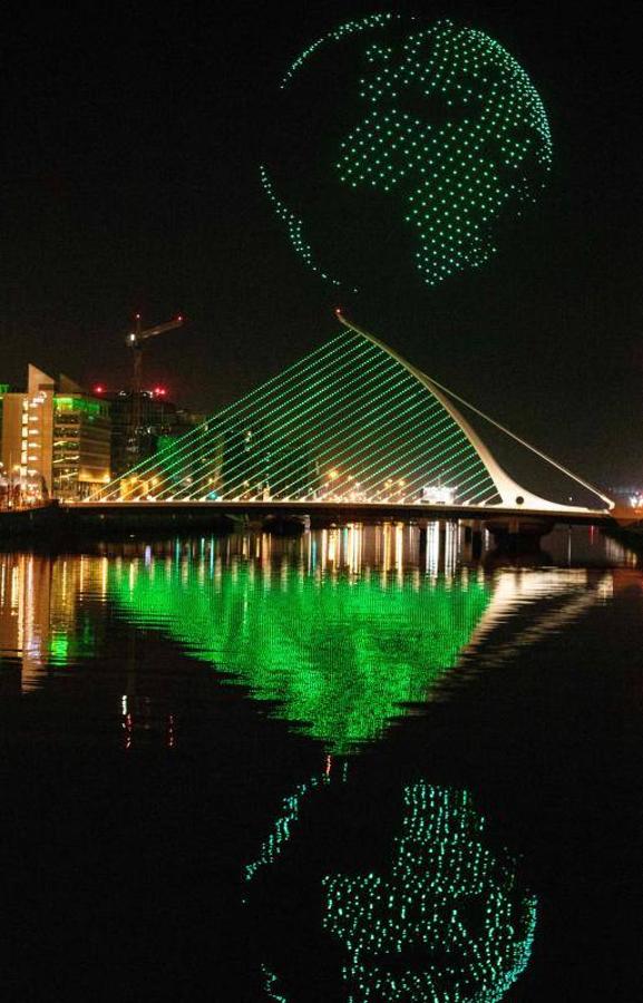 El puente Samuel Beckett es un puente atirantado diseñado por Santiago Calatrava y ubicado en Dublín, Irlanda​.