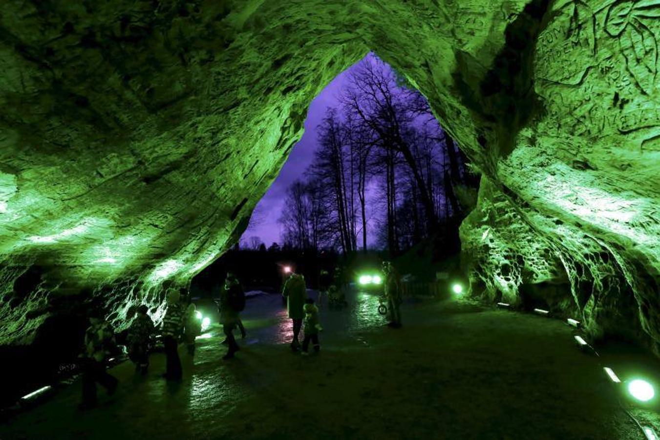 Cueva de Gutmanis, en la orilla del río Gauja en el Parque Nacional de Siguida, en Letonia. Es la cueva más profunda de los países bálticos