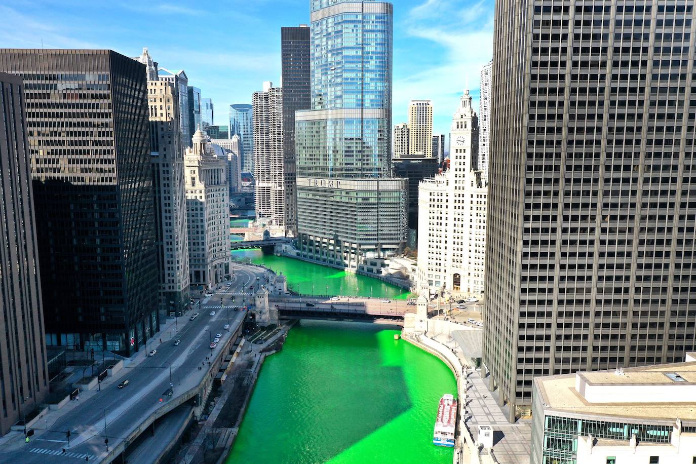 Chicago decidió este año suspender, a causa de la pandemia, una tradición en San Patricio: teñir el río de verde. Sin embargo, por sorpresa y sin que nadie lo esperara, el Ayuntamiento llevó a cabo la acción durante el fin de semana, evitando de este modo las aglomeraciones y permitiendo a los ciudadanos disfrutar del espectáculo de color. 