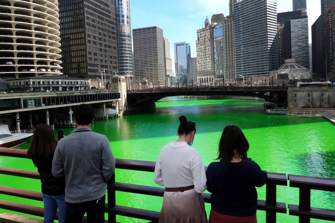 Chicago decidió este año suspender, a causa de la pandemia, una tradición en San Patricio: teñir el río de verde. Sin embargo, por sorpresa y sin que nadie lo esperara, el Ayuntamiento llevó a cabo la acción durante el fin de semana, evitando de este modo las aglomeraciones y permitiendo a los ciudadanos disfrutar del espectáculo de color. 