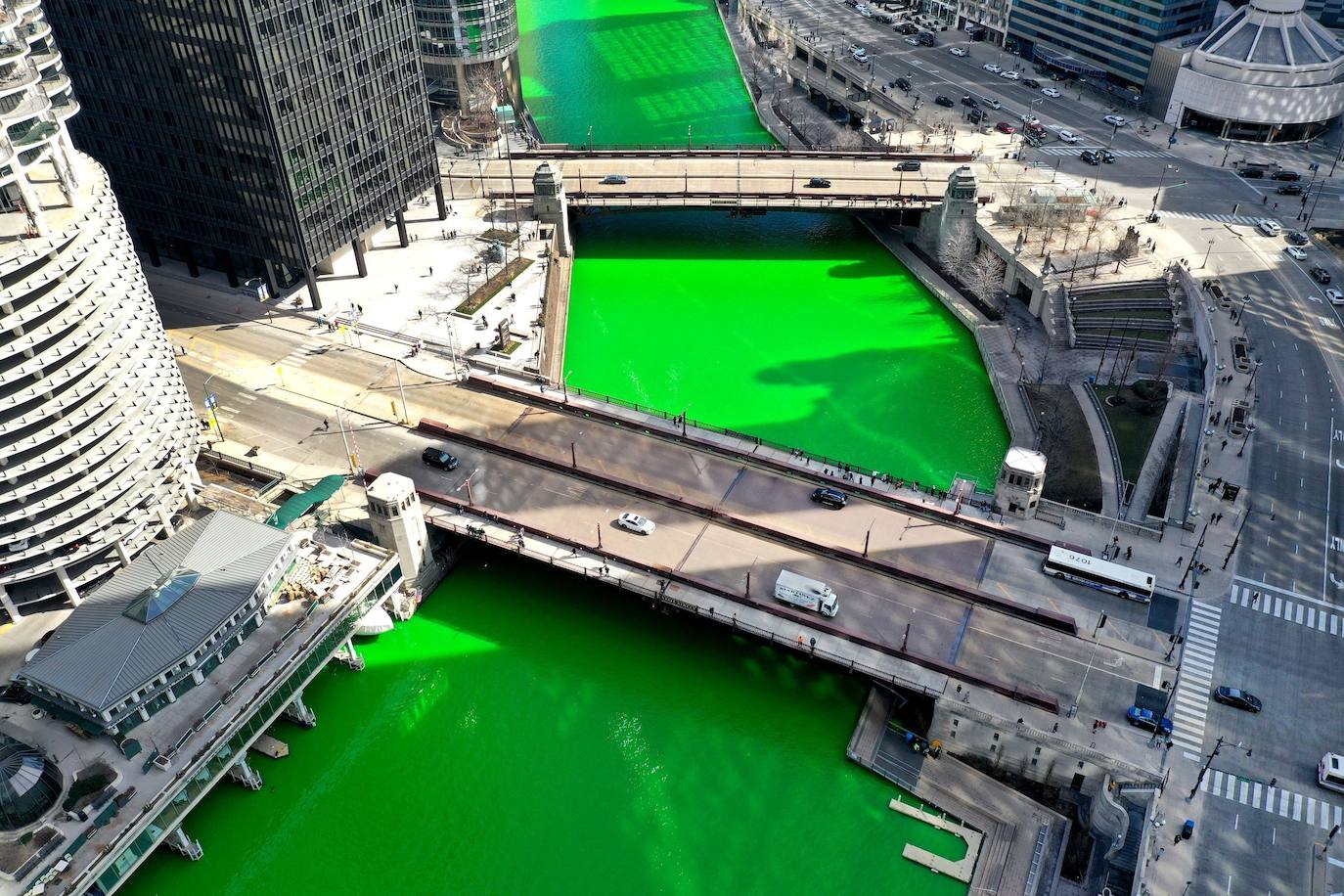 Chicago decidió este año suspender, a causa de la pandemia, una tradición en San Patricio: teñir el río de verde. Sin embargo, por sorpresa y sin que nadie lo esperara, el Ayuntamiento llevó a cabo la acción durante el fin de semana, evitando de este modo las aglomeraciones y permitiendo a los ciudadanos disfrutar del espectáculo de color. 