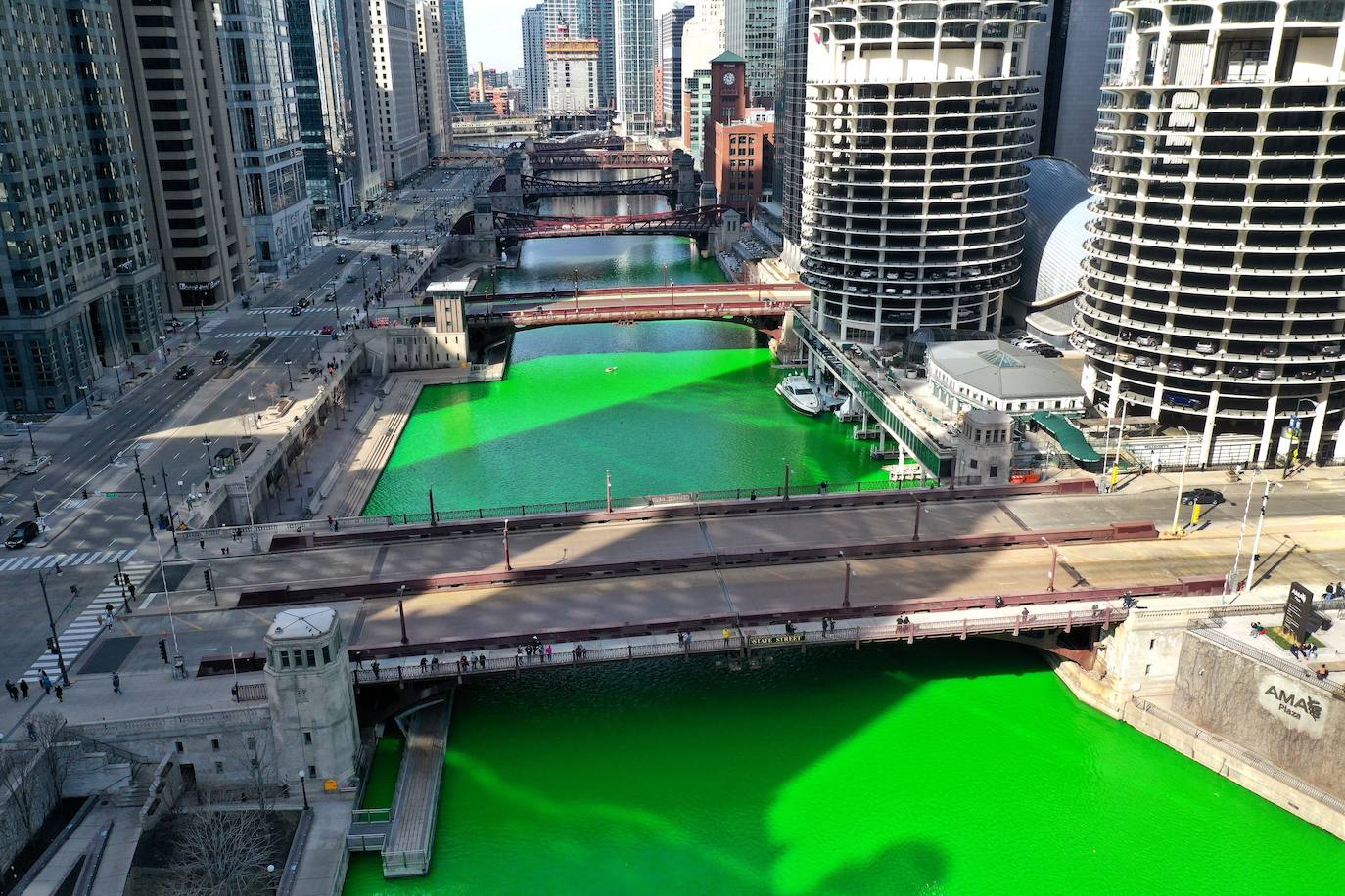 Chicago decidió este año suspender, a causa de la pandemia, una tradición en San Patricio: teñir el río de verde. Sin embargo, por sorpresa y sin que nadie lo esperara, el Ayuntamiento llevó a cabo la acción durante el fin de semana, evitando de este modo las aglomeraciones y permitiendo a los ciudadanos disfrutar del espectáculo de color. 