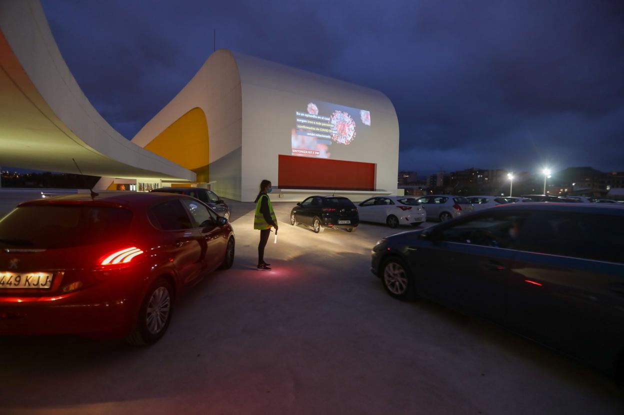 Vehículos participantes en la sesión de autocine del pasado julio, una de las claves de la resistencia del Niemeyer ante el embate de la pandemia. 