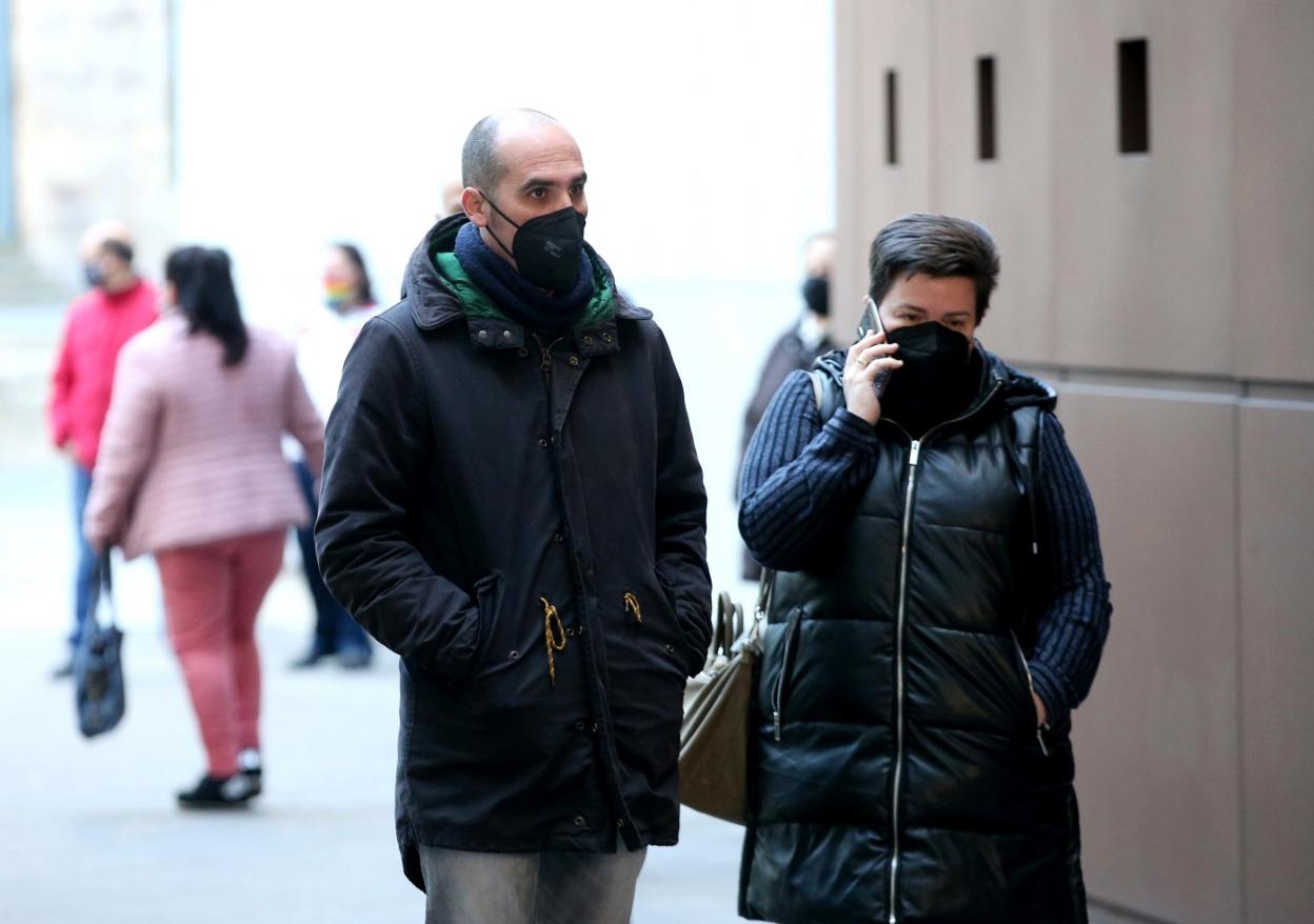 El hermano de David Carragal, José Carragal, entra a la Audiencia junto a otra familiar. 