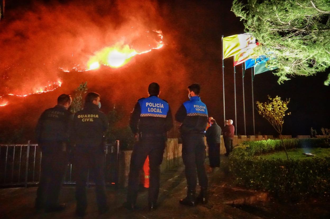 Agentes de Guardia Civil y Policía Local de Cangas de Onís, en Covadonga la noche del incendio que calcinó 116 hectáreas. 