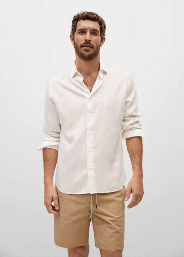 Camisa de lino con bordado personalizable de Mango, 49,99 euros.