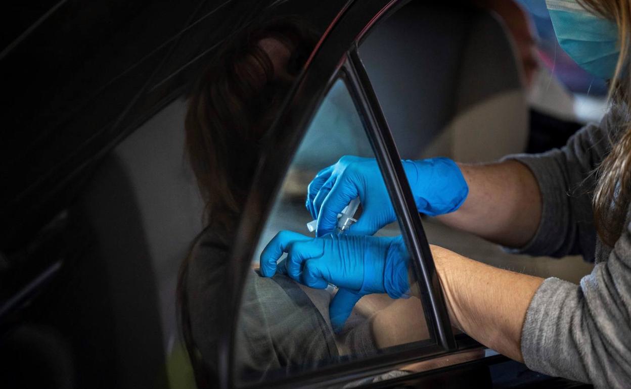 Vacunación en el autovac del HUCA.