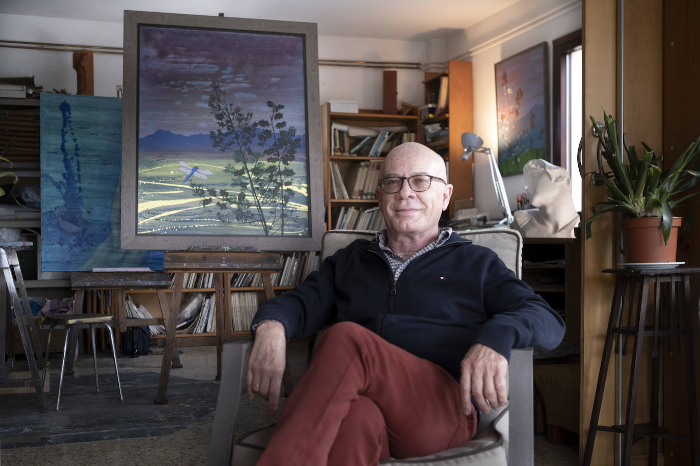 En un bosque. La vivienda de este artista visual y profesor de dibujo se integra en una carbayera de la que se disfruta a través de ventanales, porches abiertos y galerías