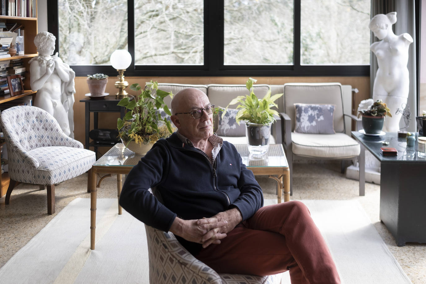 En un bosque. La vivienda de este artista visual y profesor de dibujo se integra en una carbayera de la que se disfruta a través de ventanales, porches abiertos y galerías