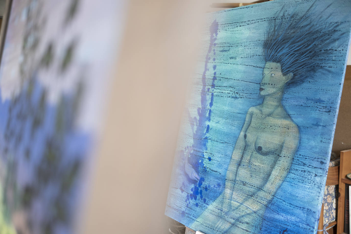 En un bosque. La vivienda de este artista visual y profesor de dibujo se integra en una carbayera de la que se disfruta a través de ventanales, porches abiertos y galerías