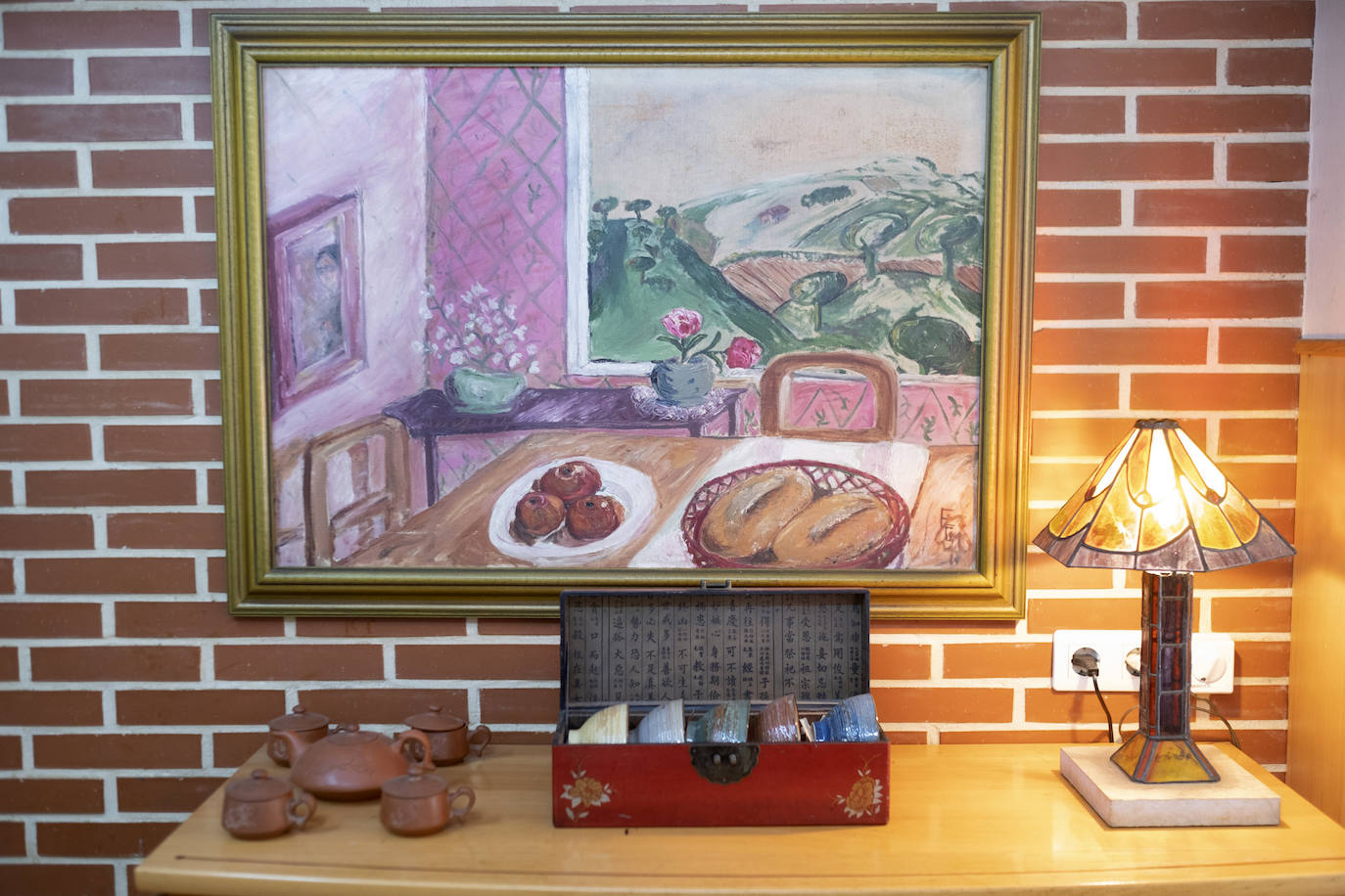 En un bosque. La vivienda de este artista visual y profesor de dibujo se integra en una carbayera de la que se disfruta a través de ventanales, porches abiertos y galerías
