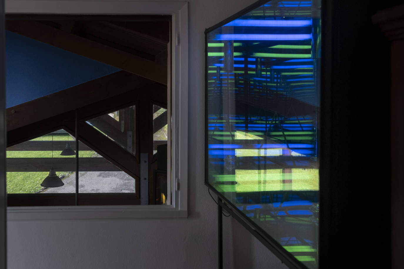En un bosque. La vivienda de este artista visual y profesor de dibujo se integra en una carbayera de la que se disfruta a través de ventanales, porches abiertos y galerías