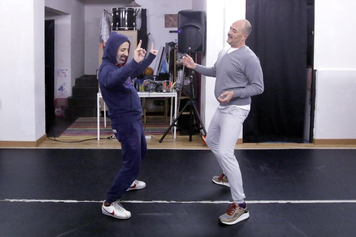 Ensayos.Sergio Gayol y Alberto Rodríguez, que debuta en el papel en sustitución de otro actor, en los últimos ensayos. 