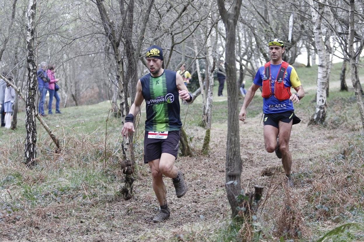 Dos corredores, en una prueba de montaña. 