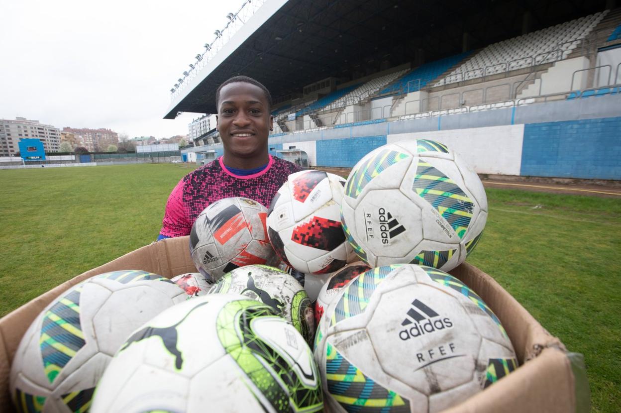 Alagy Oliveira con una caja de balones con destino a Senegal, donde tiene sus raíces familiares.