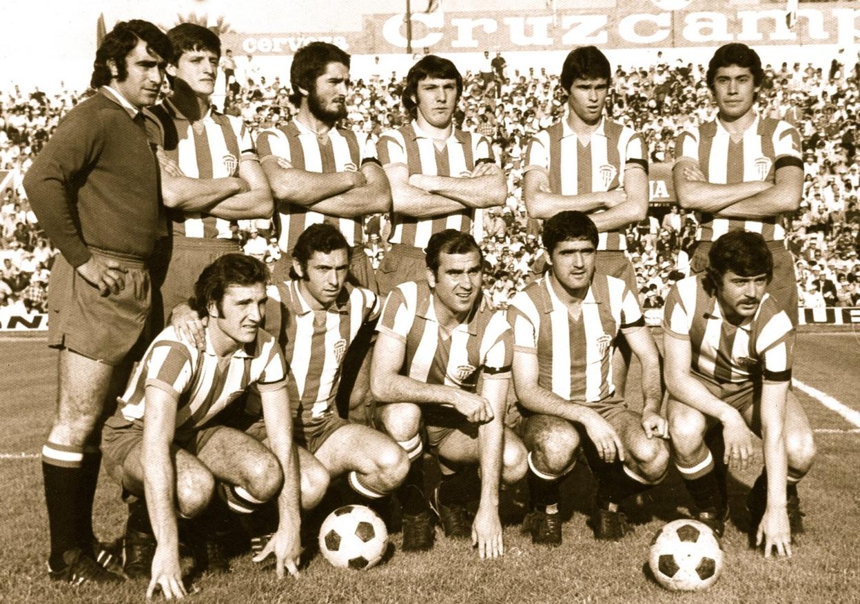 Alineación del Sporting en el Benito Villamarín el 19 de octubre de 1975. Detrás, Abelardo, González, Redondo, Cundi, Ciriaco y José Manuel. Y, delante, Churruca, Quini, Fanjul, Herrera y Ferrero.