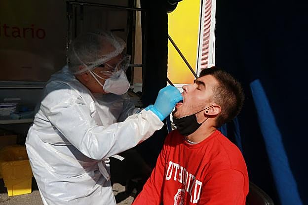 PCR a todos los asturianos de entre 18 y 40 años que vuelvan por Semana Santa