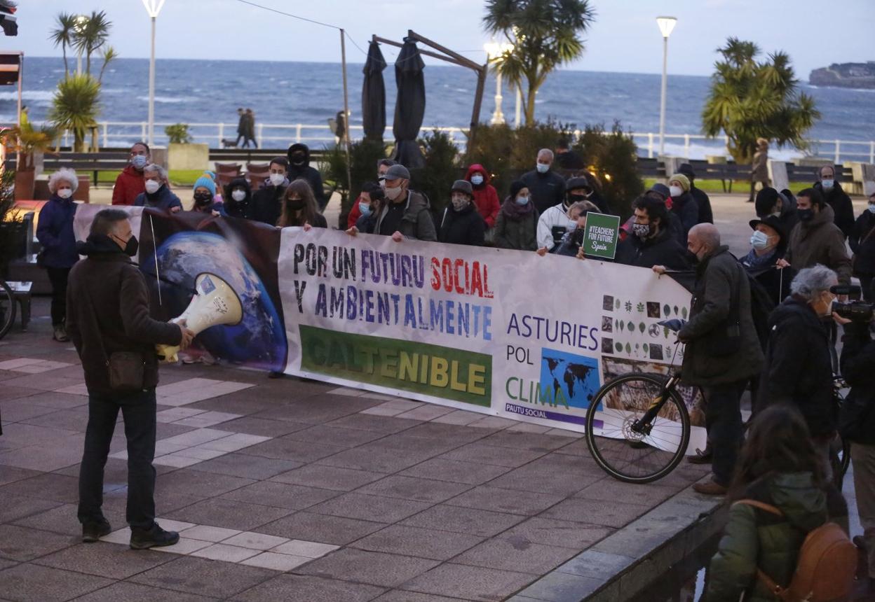 Decenas de personas se reunieron ayer por la tarde en una bicicletada contra la contaminación desde el 'solarón' hasta el Náutico. 