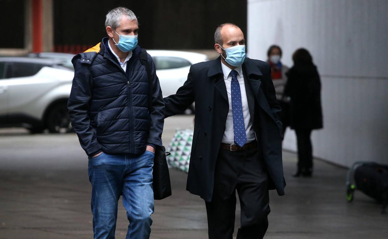 Manuel Sastre, a la izquierda, acompañado por su abogado defensor, Javier Díaz Dapena.