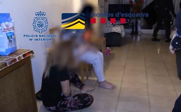 Una red de prostitución que tatuaba a sus víctimas cae imponiendo un monopolio