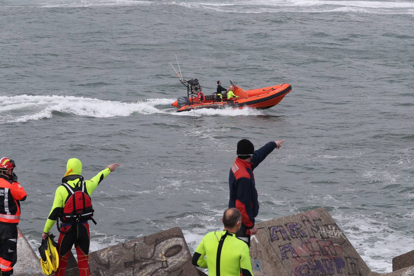 Salvamento Marítimo y Bomberos de Gijón se han movilizado para auxiliar a dos nadadores que se encontraban en la zona del muelle y parecían estar en apuros. Sin embargo, al llegar a ellos, los bañistas rechazaron la ayuda.