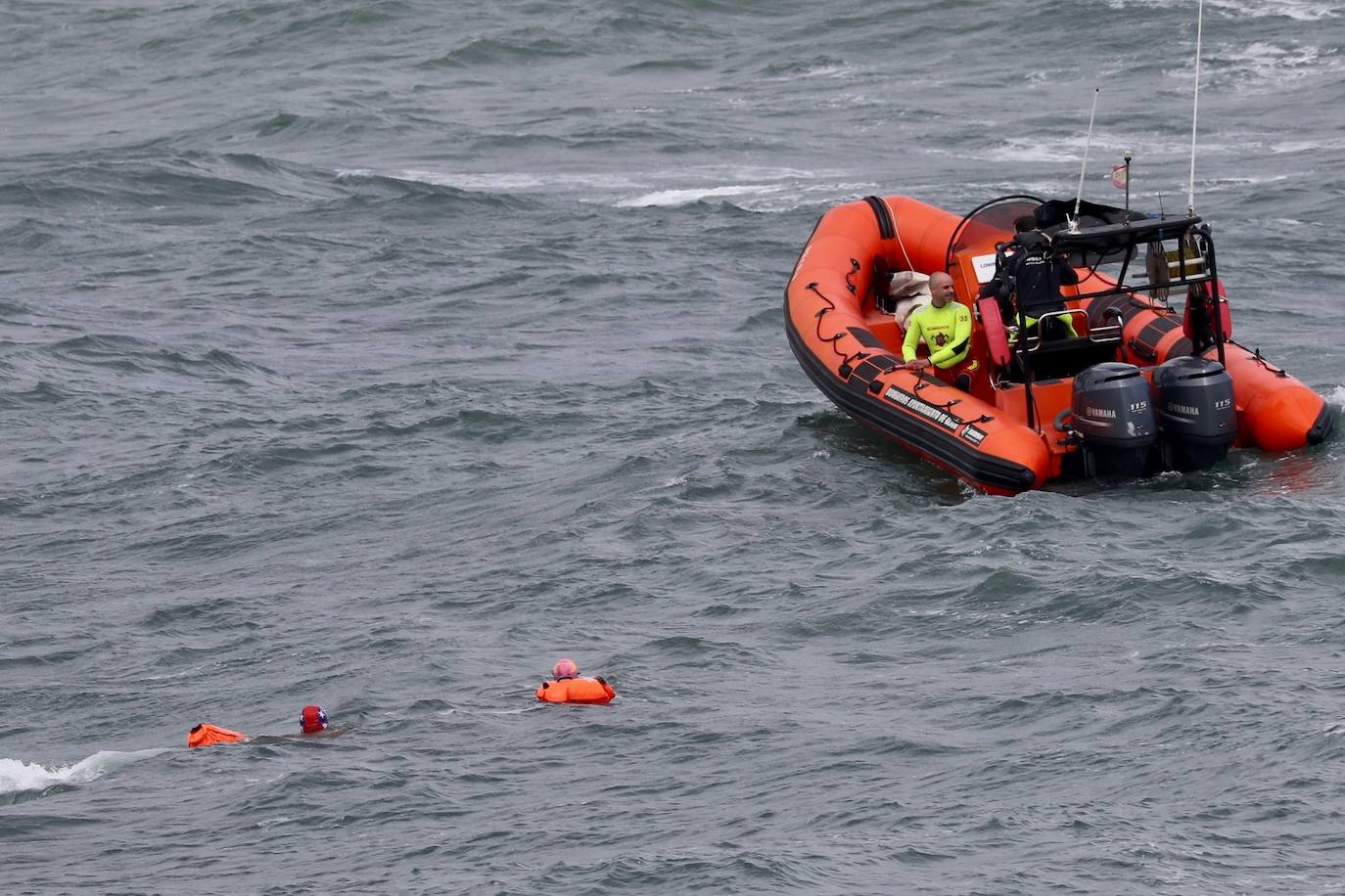 Salvamento Marítimo y Bomberos de Gijón se han movilizado para auxiliar a dos nadadores que se encontraban en la zona del muelle y parecían estar en apuros. Sin embargo, al llegar a ellos, los bañistas rechazaron la ayuda.